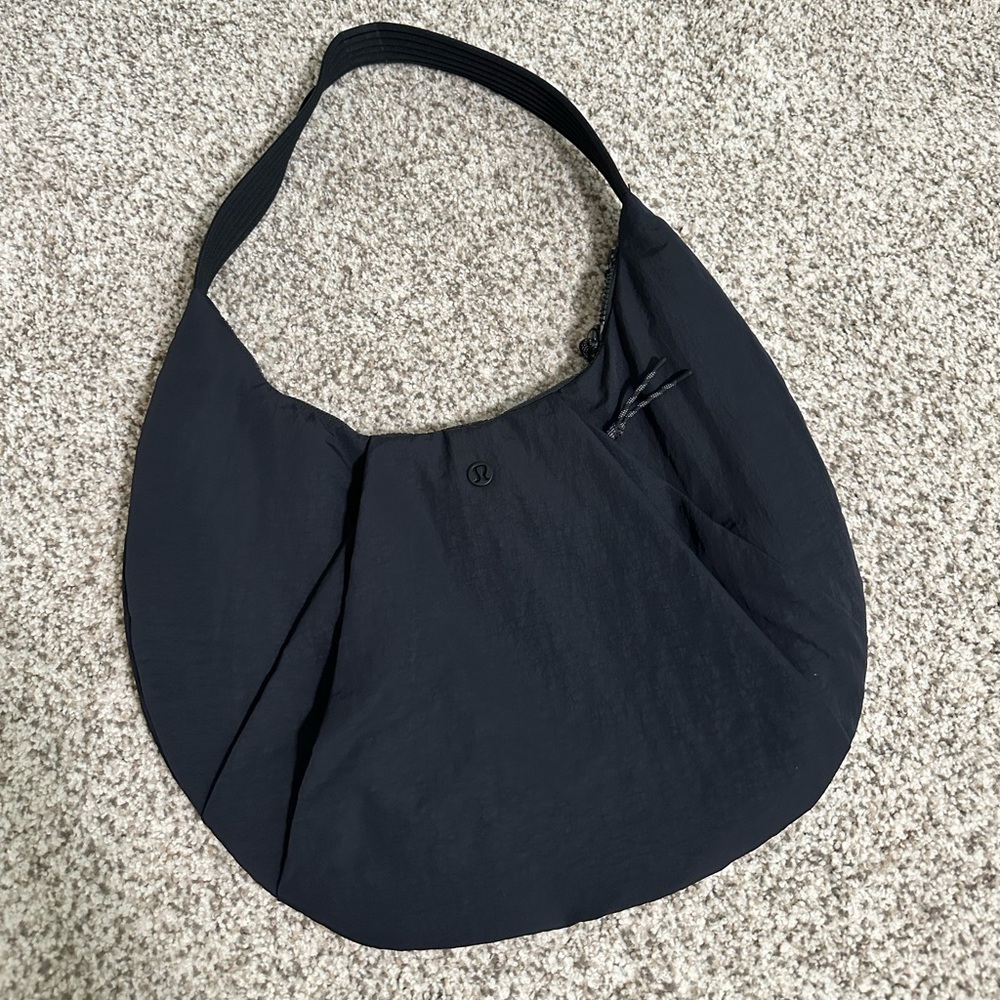 Lululemon quilted shoulder bag in black